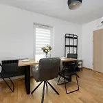 アパート Spacious In With Large Terrace And 2 Parking Spaces By Renters ヴロツワフ