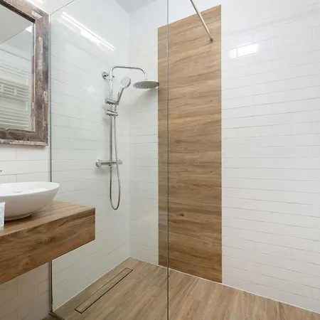 Spacious In With Large Terrace And 2 Parking Spaces By Renters Apartment Breslau